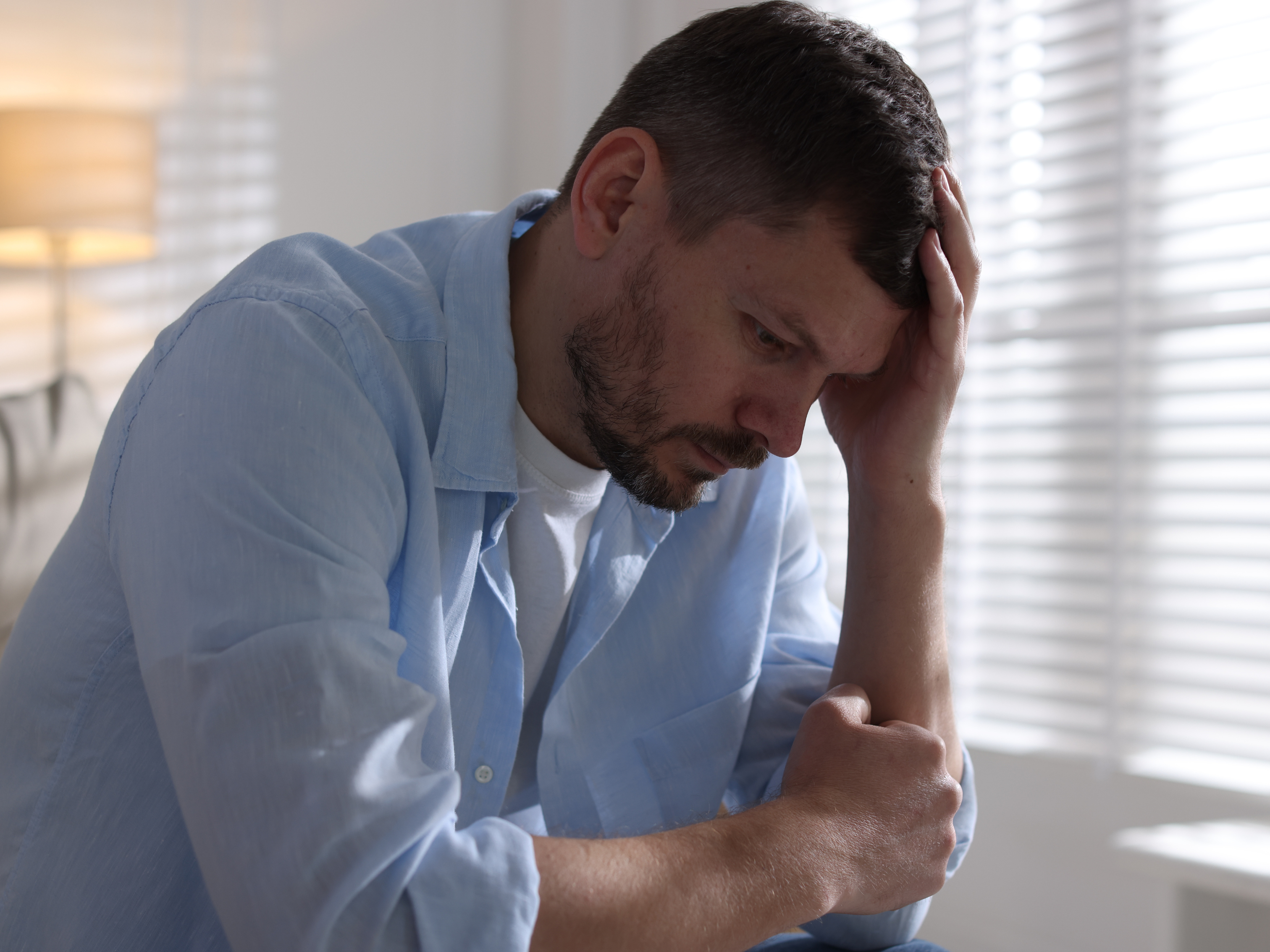 Adulto funcional em estado de foco e cansaço mental